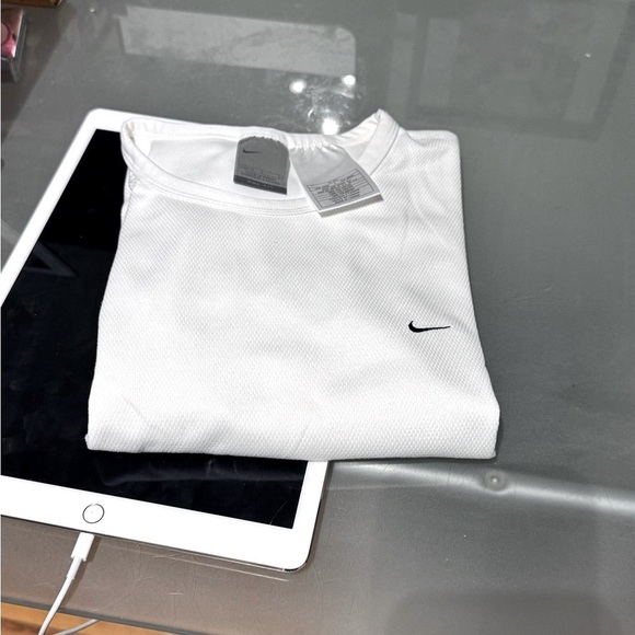 🔥 Stylish and Innovative Ladies Nike White Dri Fit Fitness Long Sleeve Shirt - Picture 15 of 16